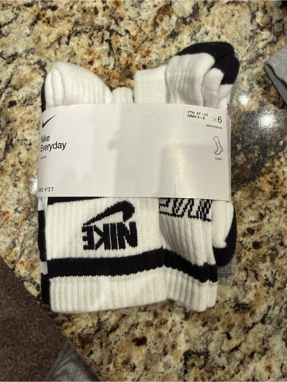Nike Kids Crew Socks in White and Black (6-Pack)